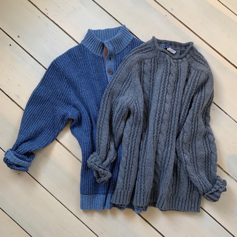TWO men’s vineyard vines sweaters